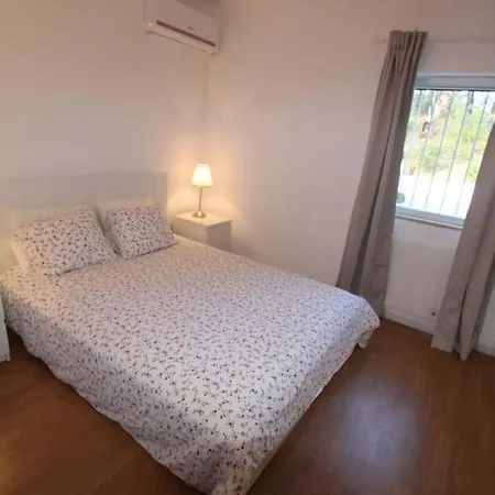 Sleeps 6 With Pool Air Con And Wifi