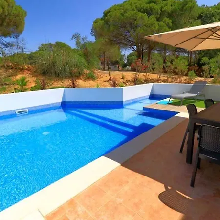 Sleeps 6 With Pool Air Con And Wifi Βίλα