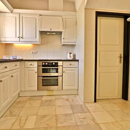 Sleeps 6 With Pool Air Con And Wifi